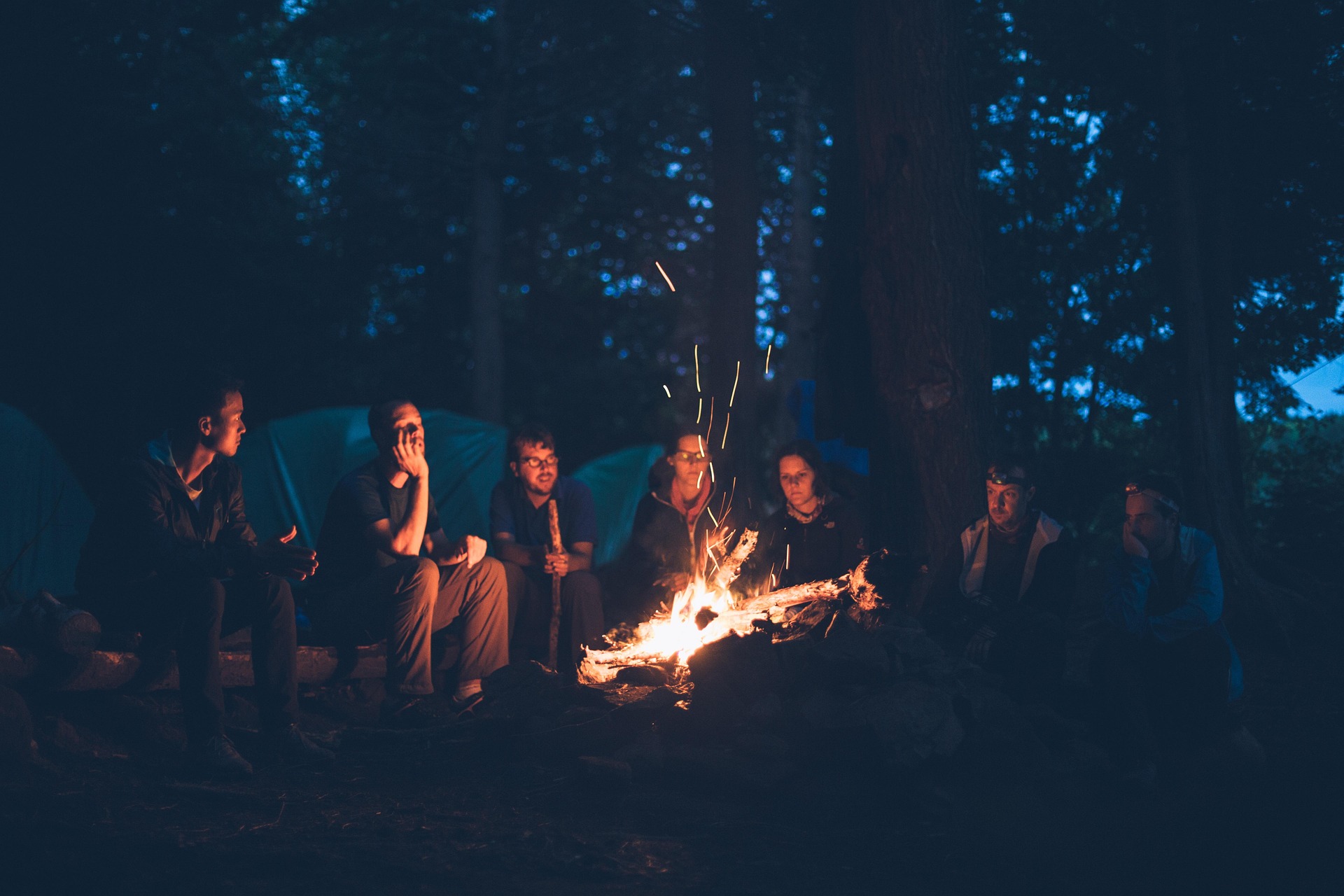 couples around the campfire night