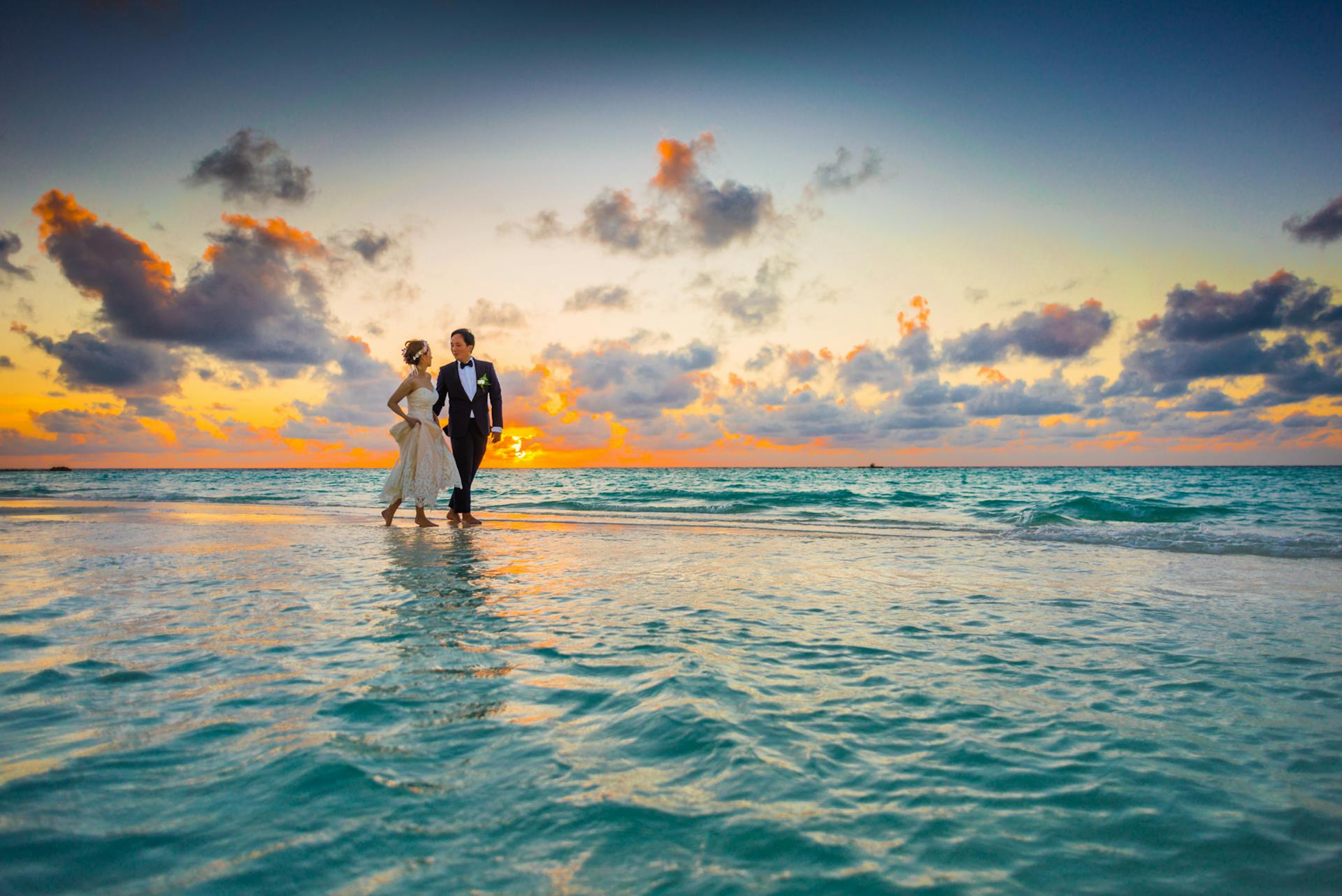maldives couple married on the sandbank