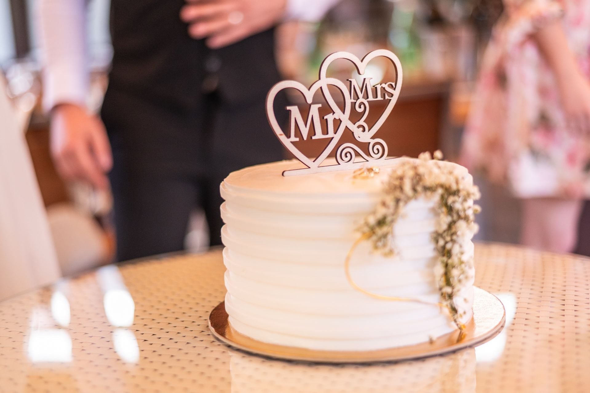 mr and mrs wedding cake
